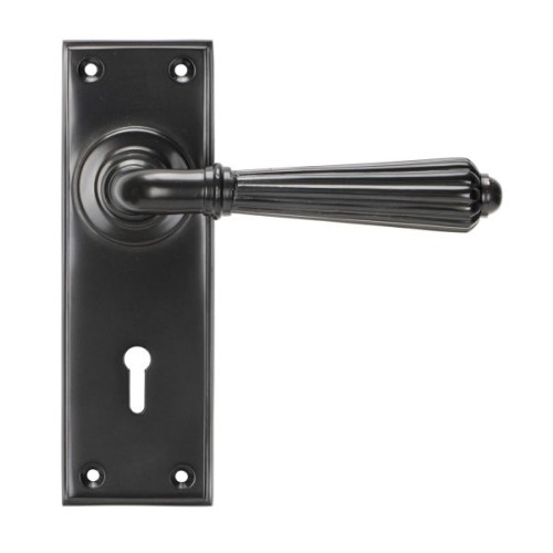 HINTON LEVER HANDLE ON BACKPLATE